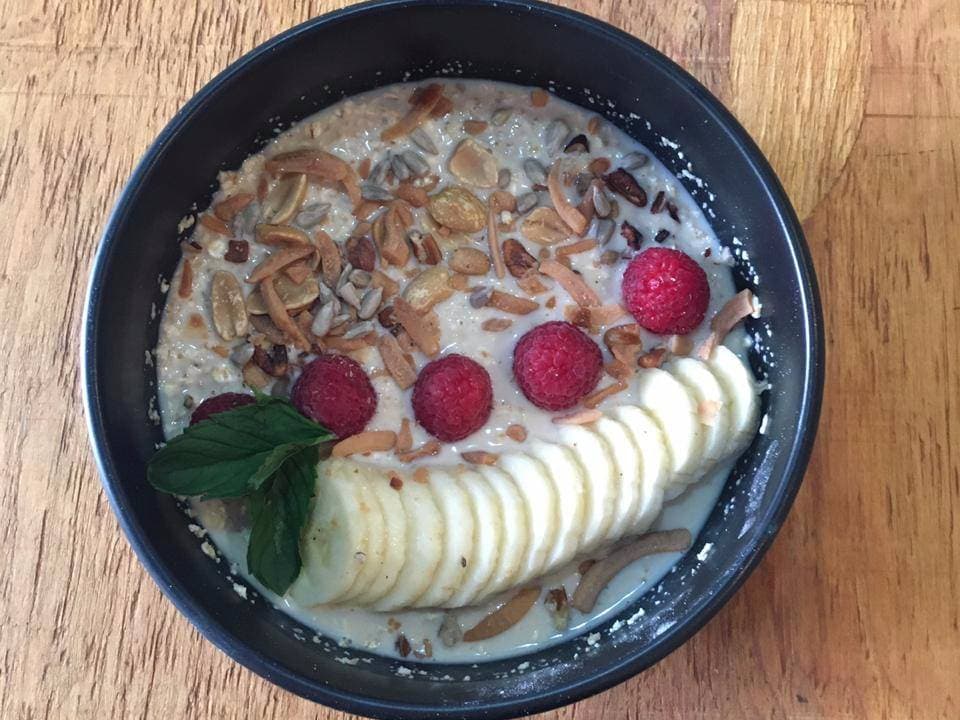 Tazon de avena con fruta de temporada