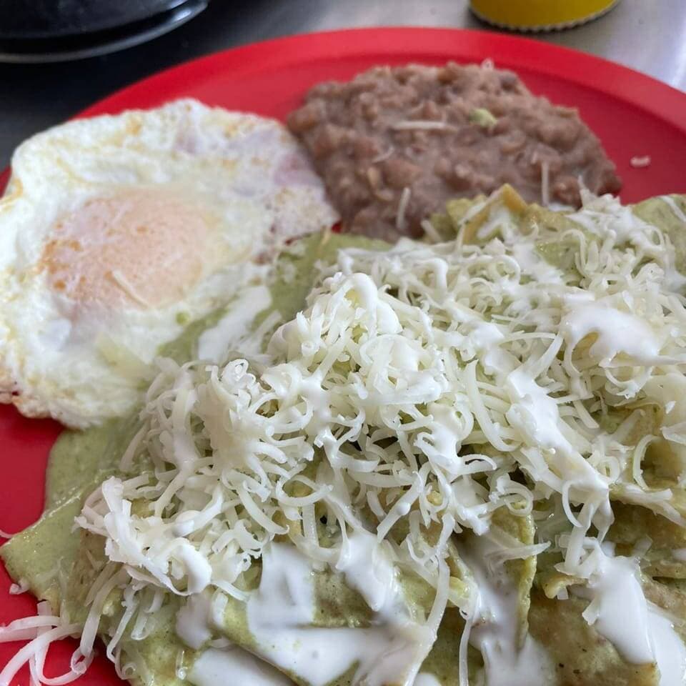 Chilaquiles con Huevo Verdes