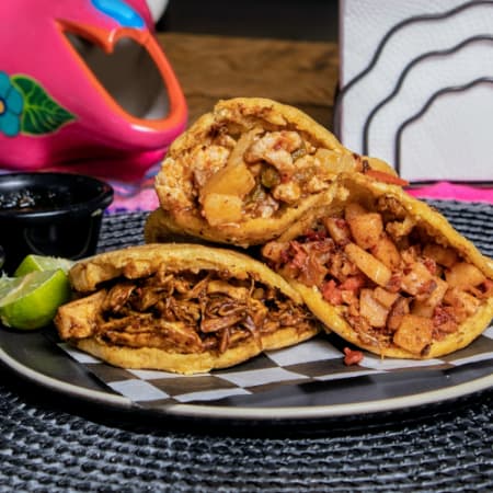 Gordita de Chicharrón en Salsa de la Casa