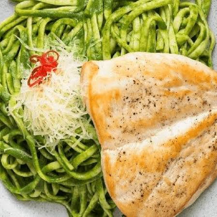 TALLARINES AL PESTO CON PECHUGA A LA PARRILLA