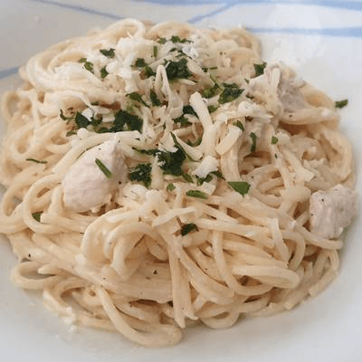 Spaguetti con pollo en salsa blanca