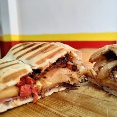 Paquete de Torta de Pierna y Agua de Sabor