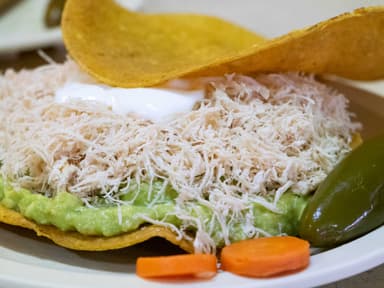 Paquete 1. Tostada Especial + Consomé + Refresco