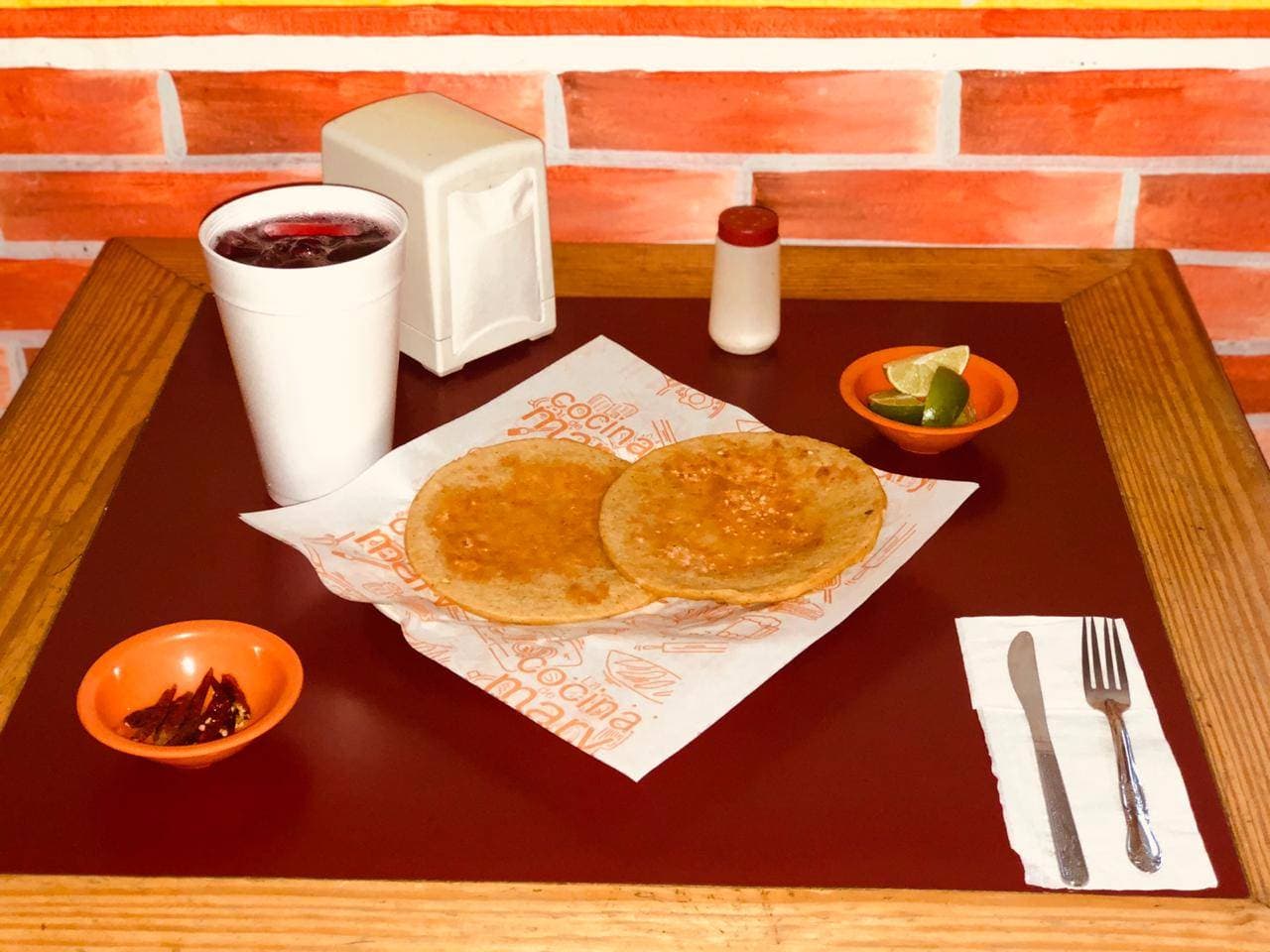 COMBO Gorditas Rellenas de Queso + Agua.
