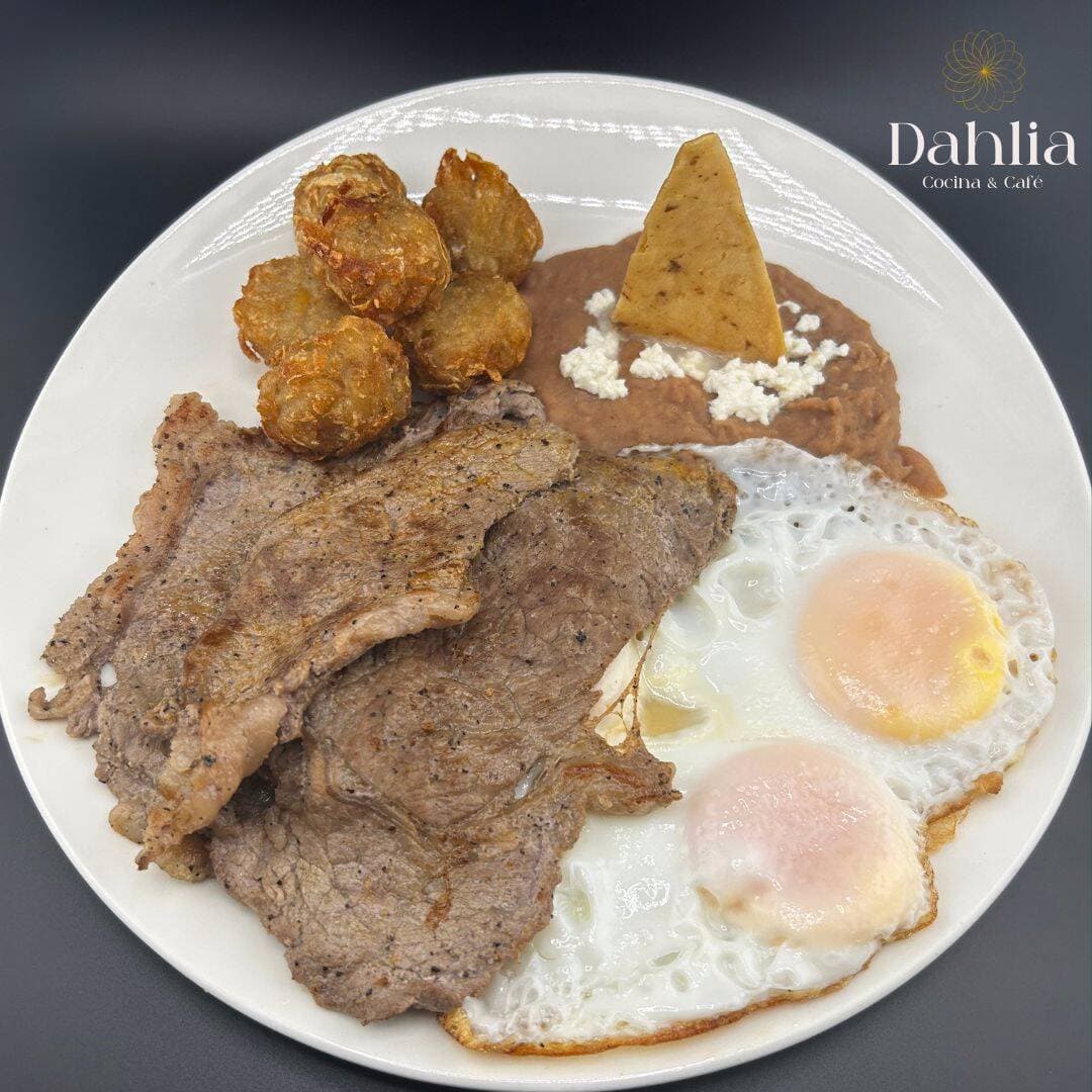 Huevos con Carne Asada