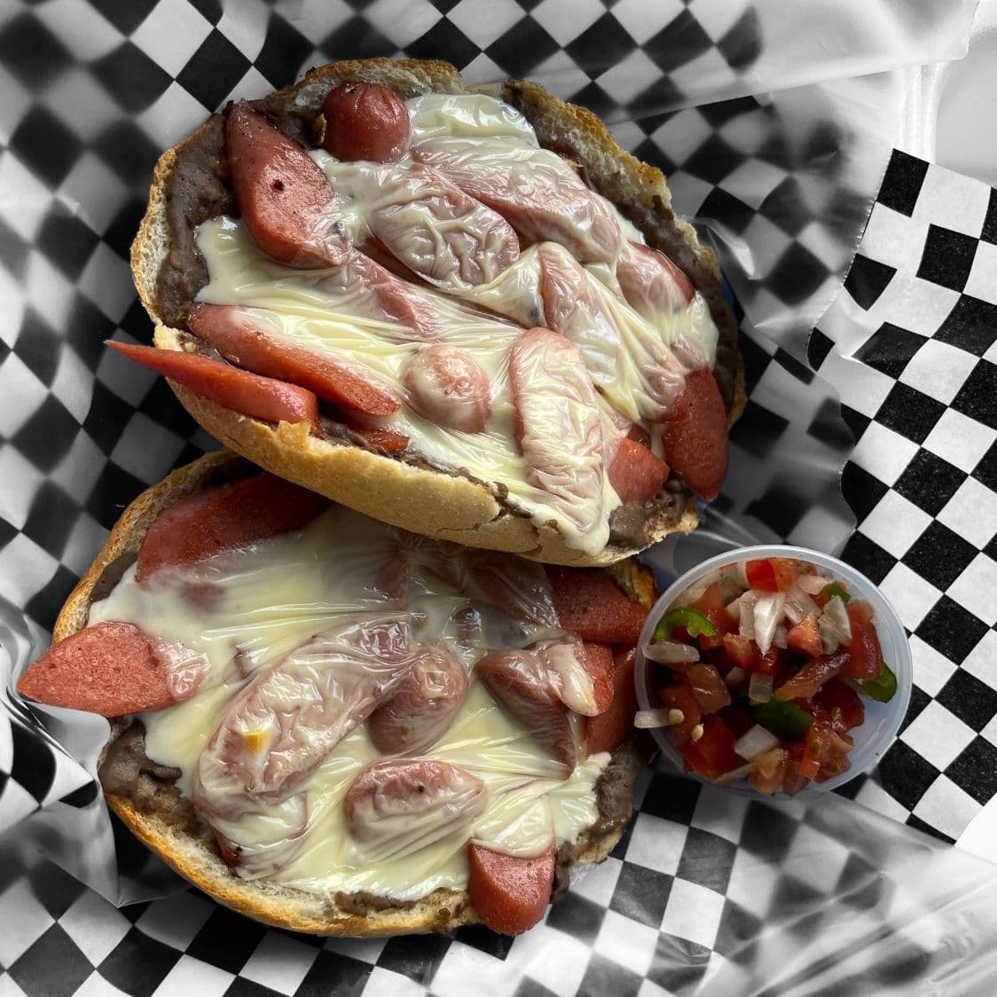 Molletes con Salchicha