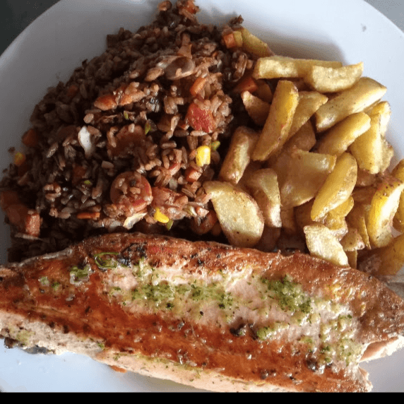 Arroz Frito +pechuga de Pollo+ Papás Rústicas