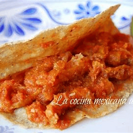 Taco de Chicharron en Salsa Roja