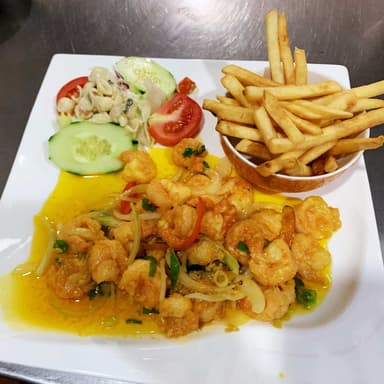 Camarón al Ajillo con Ensalada y Papas