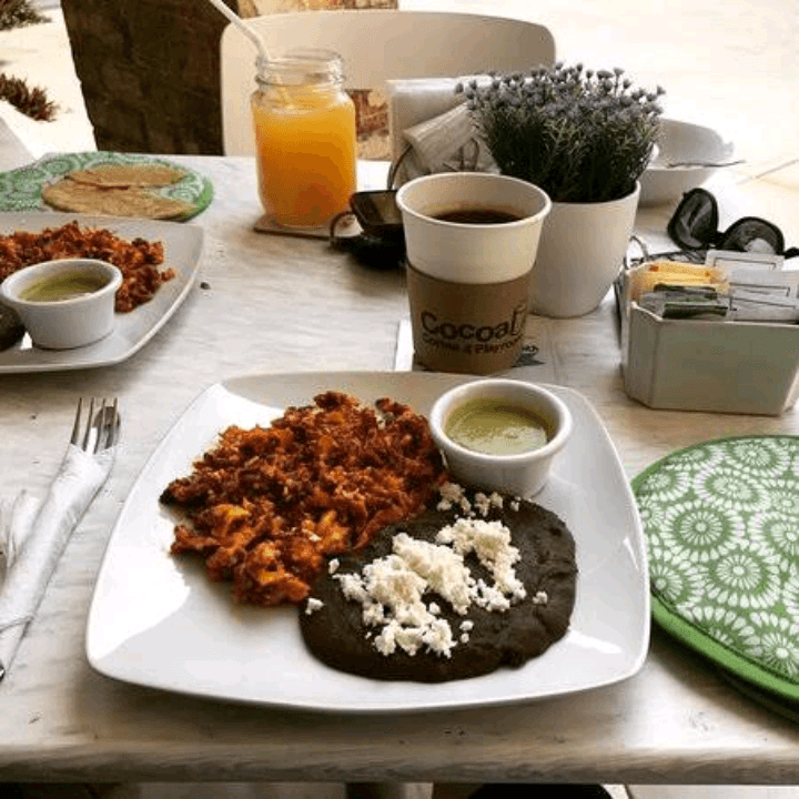 Huevos con chorizo y complementos