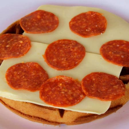 Waffle de Manchego y Peperoni