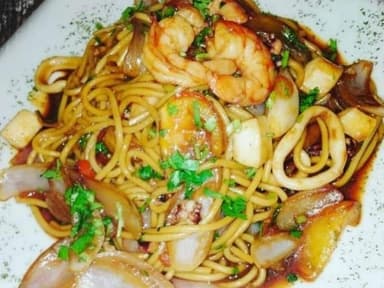 Tallarín Saltado de Camarones y Langostino