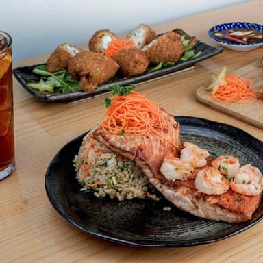 Salmon con Camarones Yakimeshi