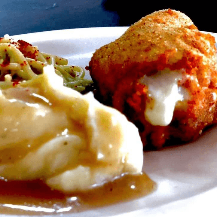 Pechuga Empanizada Rellena de Jamon & Queso
