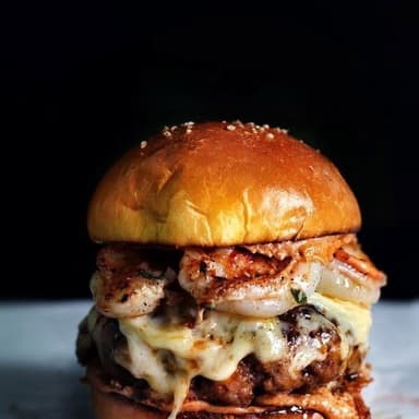 Hamburguesa Sirena (Camarones al Mojo y carne)