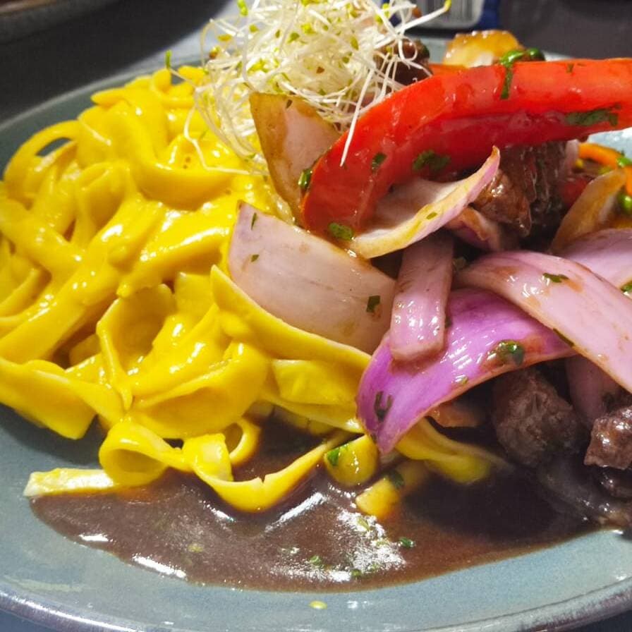 Tallarines a la Huancaína con Lomo Saltado