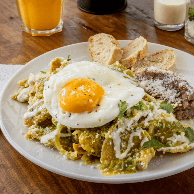 Chilaquiles verdes con huevos y tocino