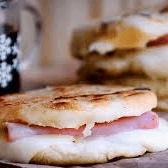 Arepa con Jamón y Queso