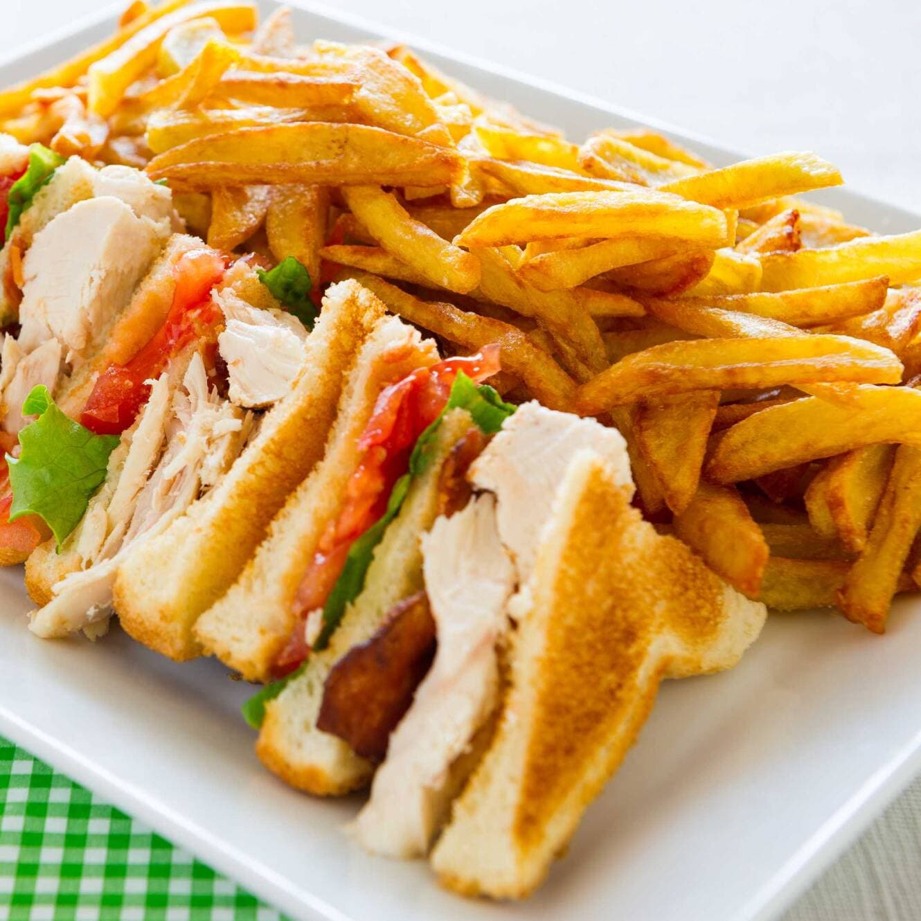 Club Sandwich con papas a la francesa