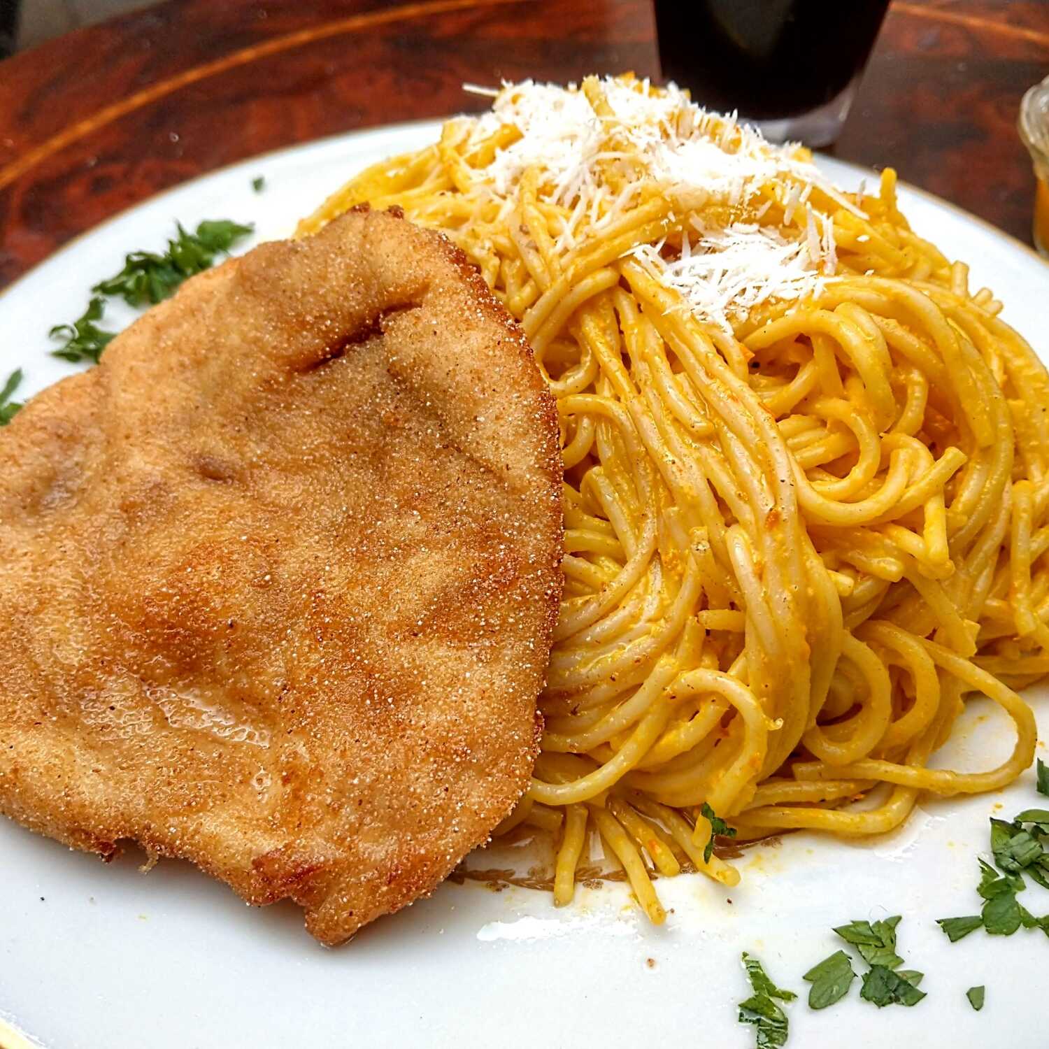 Tallarines a la Huancaína con Milanesa
