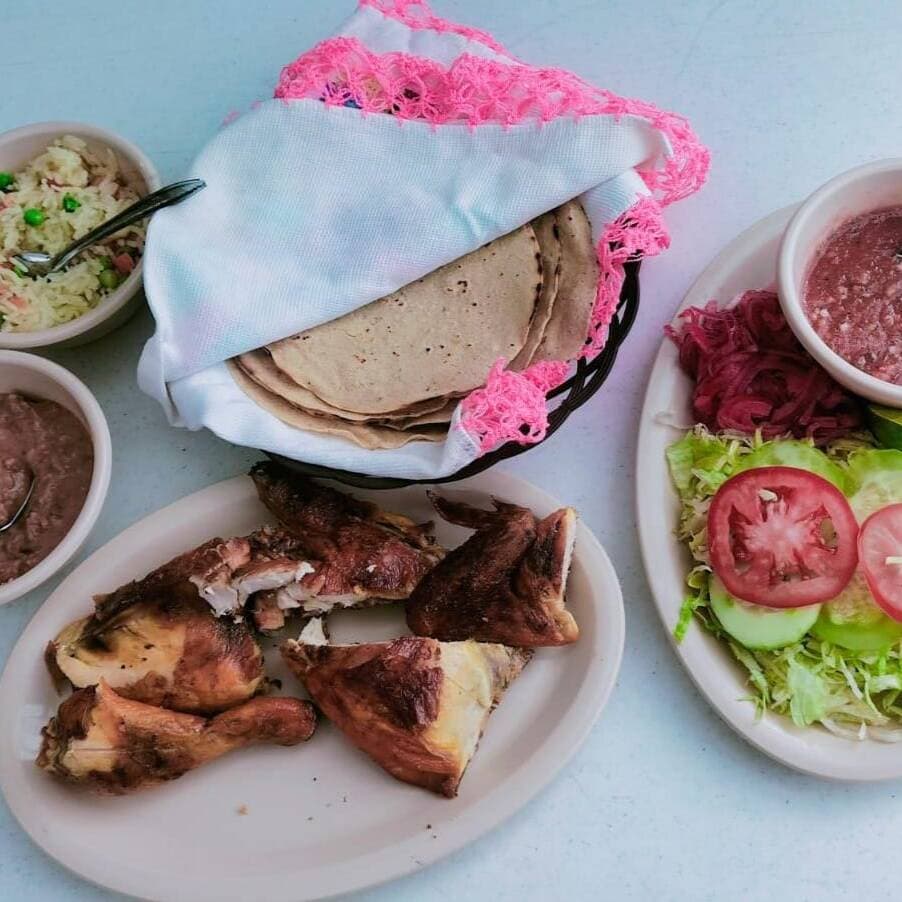 Medio Pollo + 2 Complementos (Arroz+Tortillas)