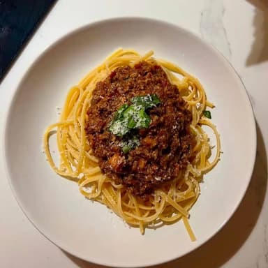 Bowl de Spaghetti a la Boloñesa y 3 Panes Ajo