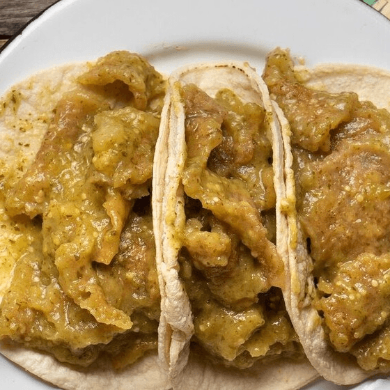 tacos de chicharron en salsa verde 4 pz