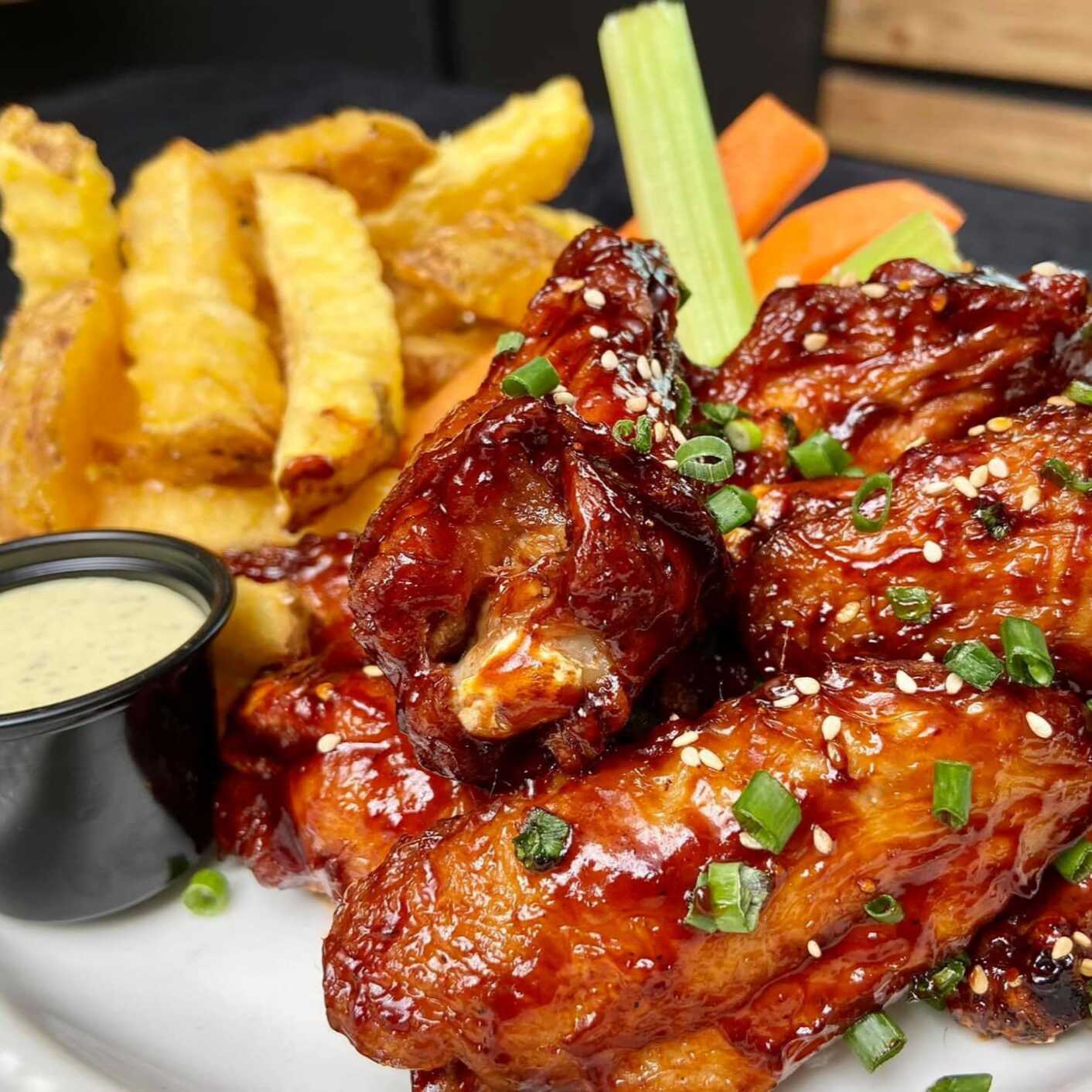 Alitas BBQ + papas fritas