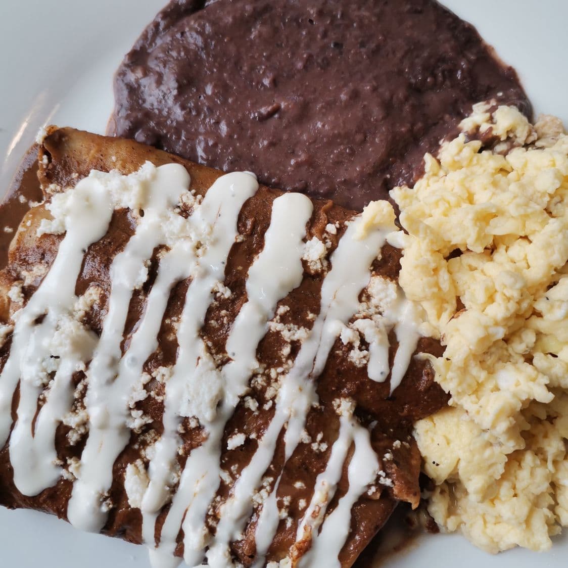 Orden de 4 Enmoladas de Pollo con Huevo.