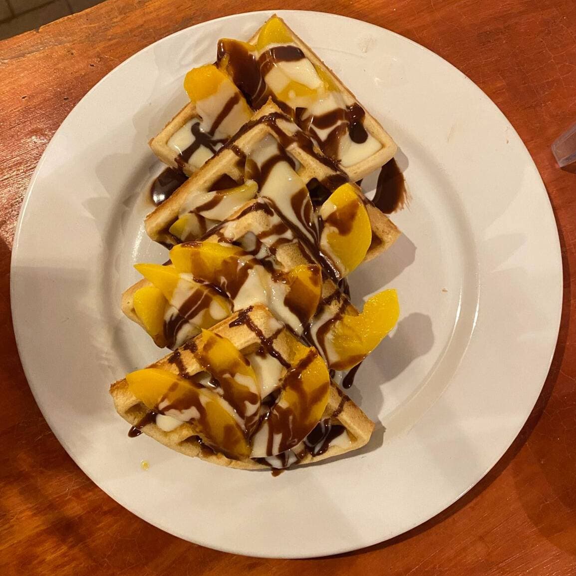 Waffles con durazno, lechera y nutella