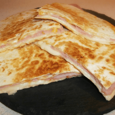 Quesadilla con Jamón y Queso
