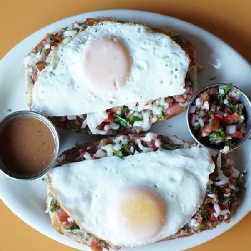 Molletes con Huevo Estrellado