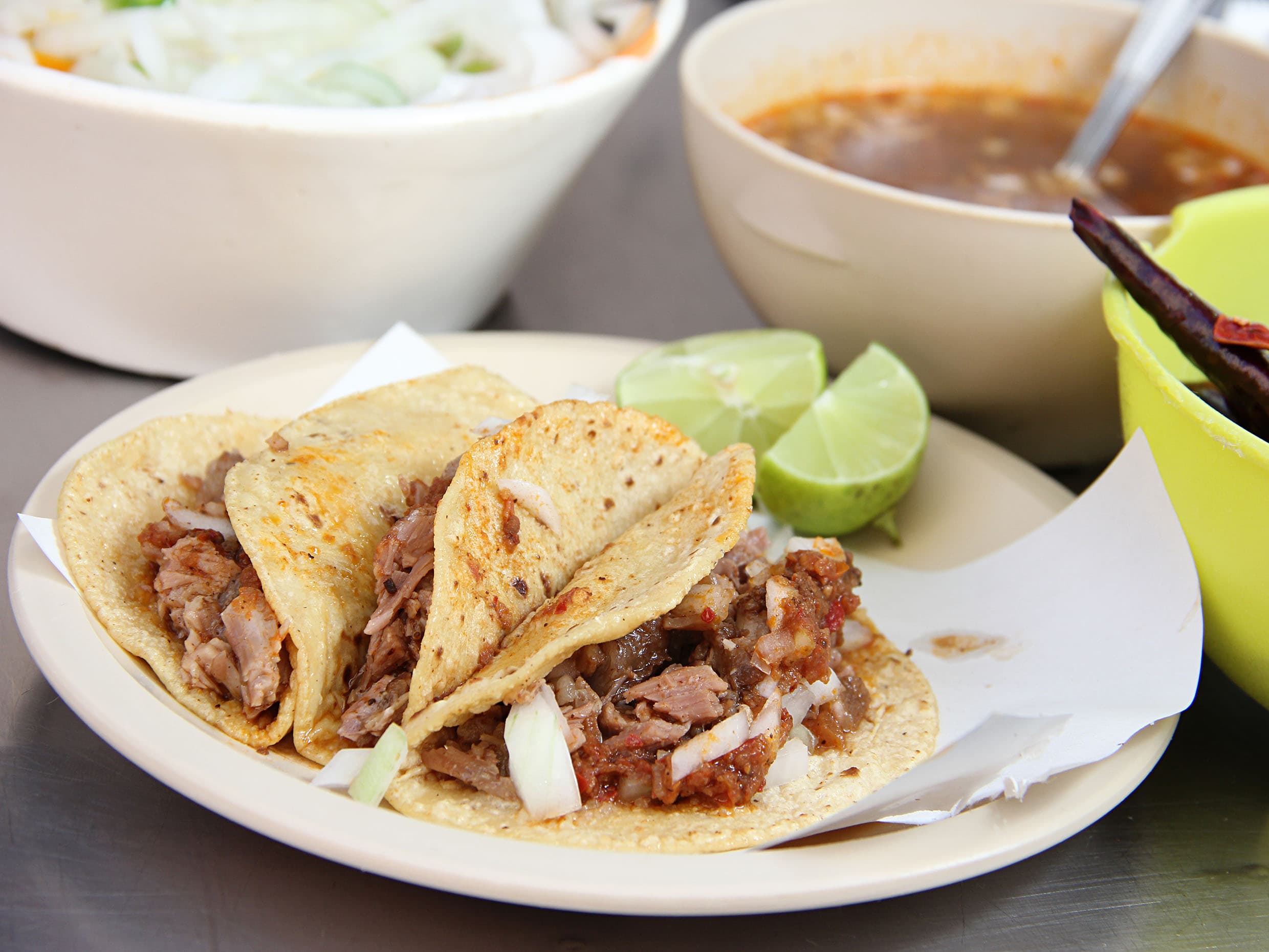 3 Tacos de Birria y Consomé Tortilla a Mano Chica