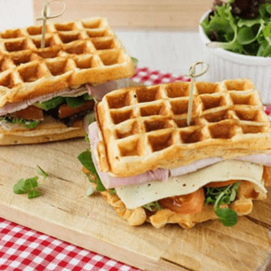 WAFFLE SÁNDWICH MÁS BEBIDA