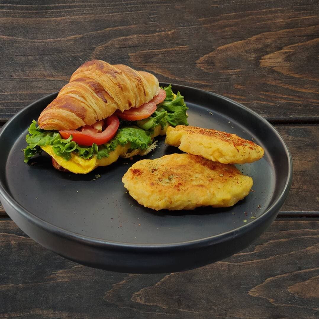 Croissant de Huevo y Queso con Papas Hash Brown