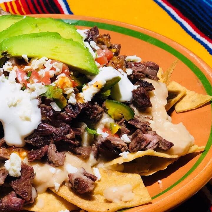 nachos con asada y jalapeño