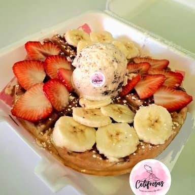Waffle con fruta y helado.