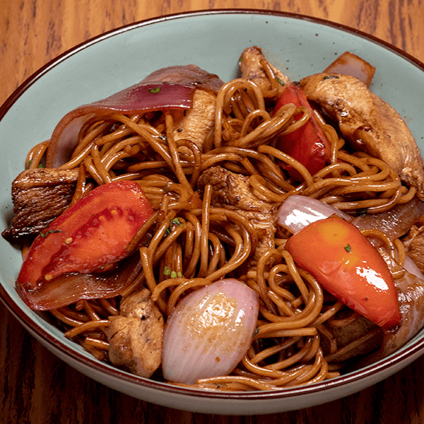 Tallarín Saltado de Pollo