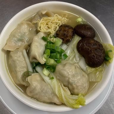 Sopa de Gyoza con Fideo