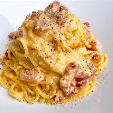 Bowl de Spaghetti con Bacon Cheese y 3 Panes Ajo