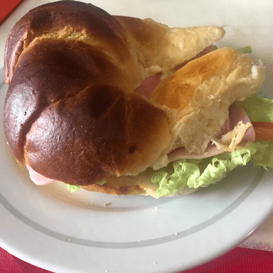 Cuernito de Jamón con Queso Acompañado con Papas