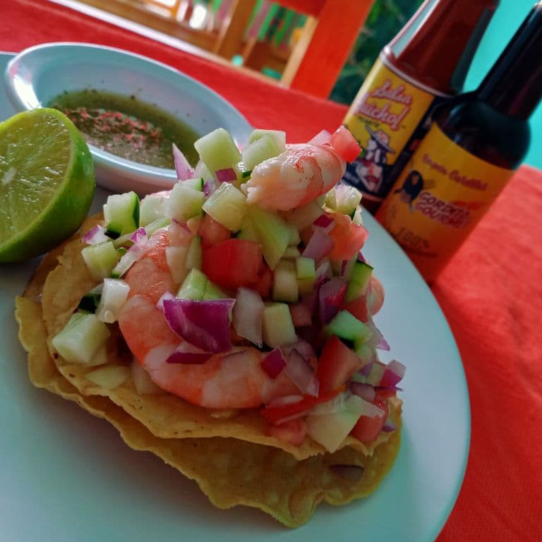 Tostada de camarón cocido