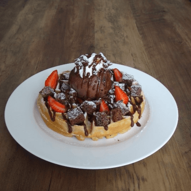 Waffle Brownie con Fresa y Helado
