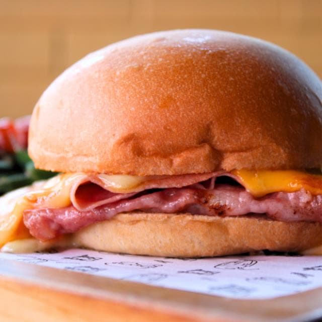 4 quesos breakfast brioche burger