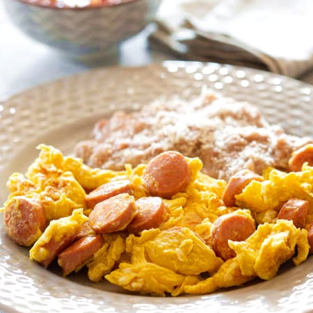 HUEVOS CON SALCHICHAS