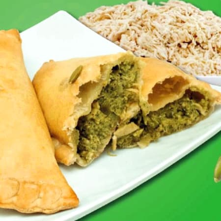 Empanada de Mole Verde con Pollo