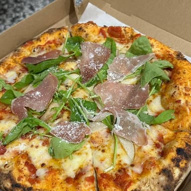 Pizza Pera, Jamón Serrano y Arúgula.