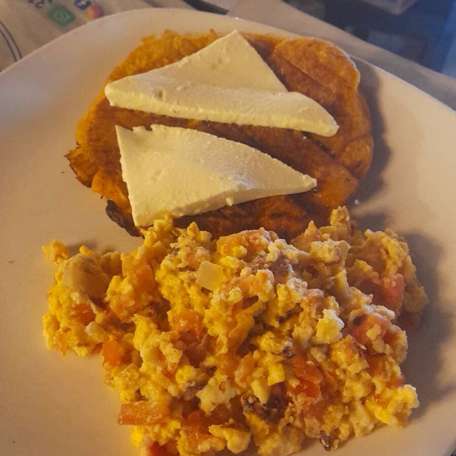 Huevos con Arepa de Chocolo