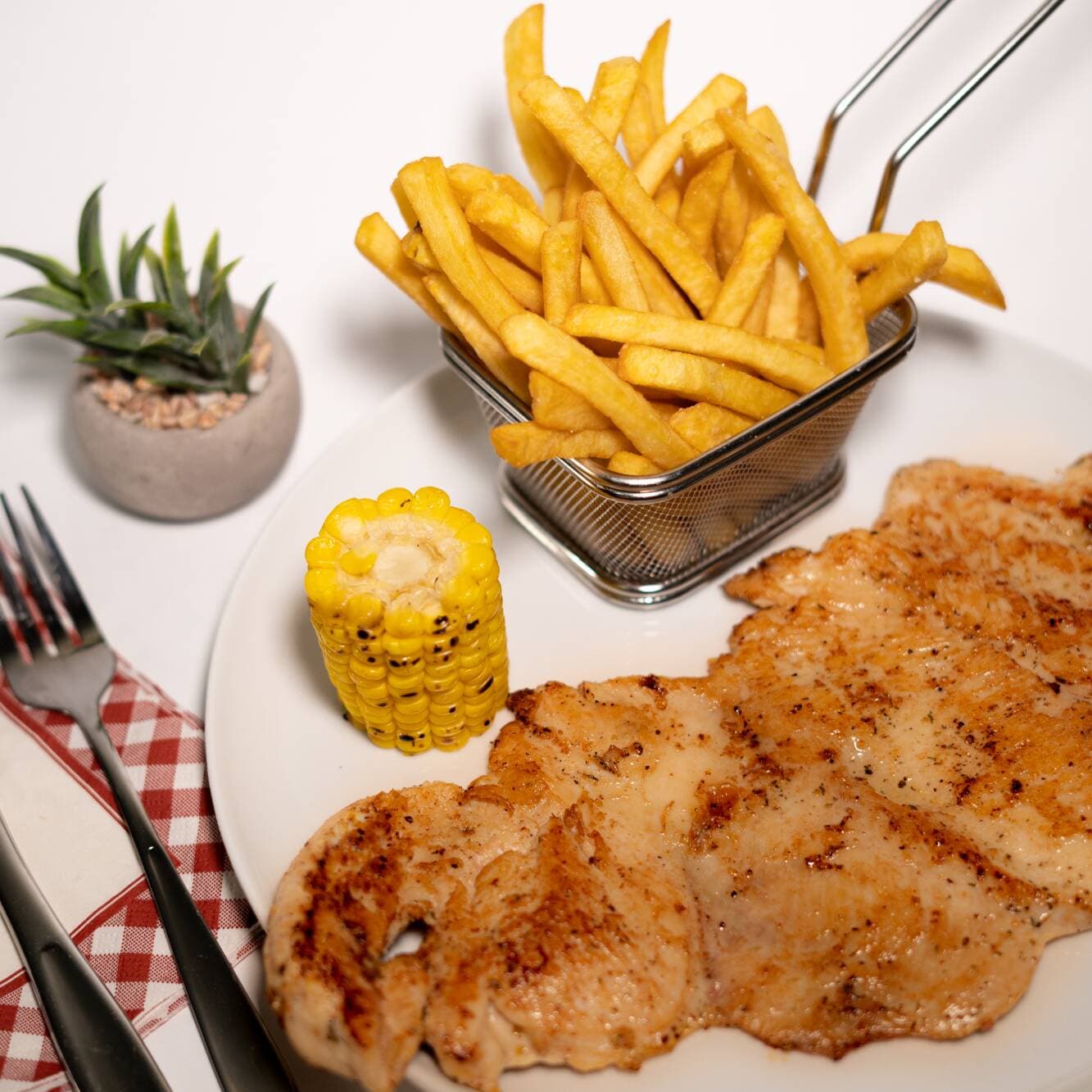 Pechuga De Pollo con 2 Acompañantes