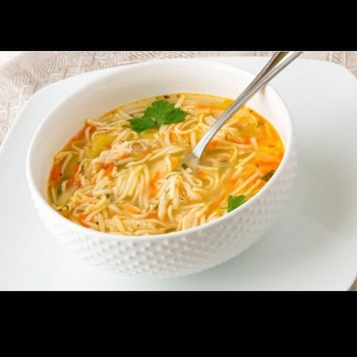 Sopa de pollo con fideos chinos